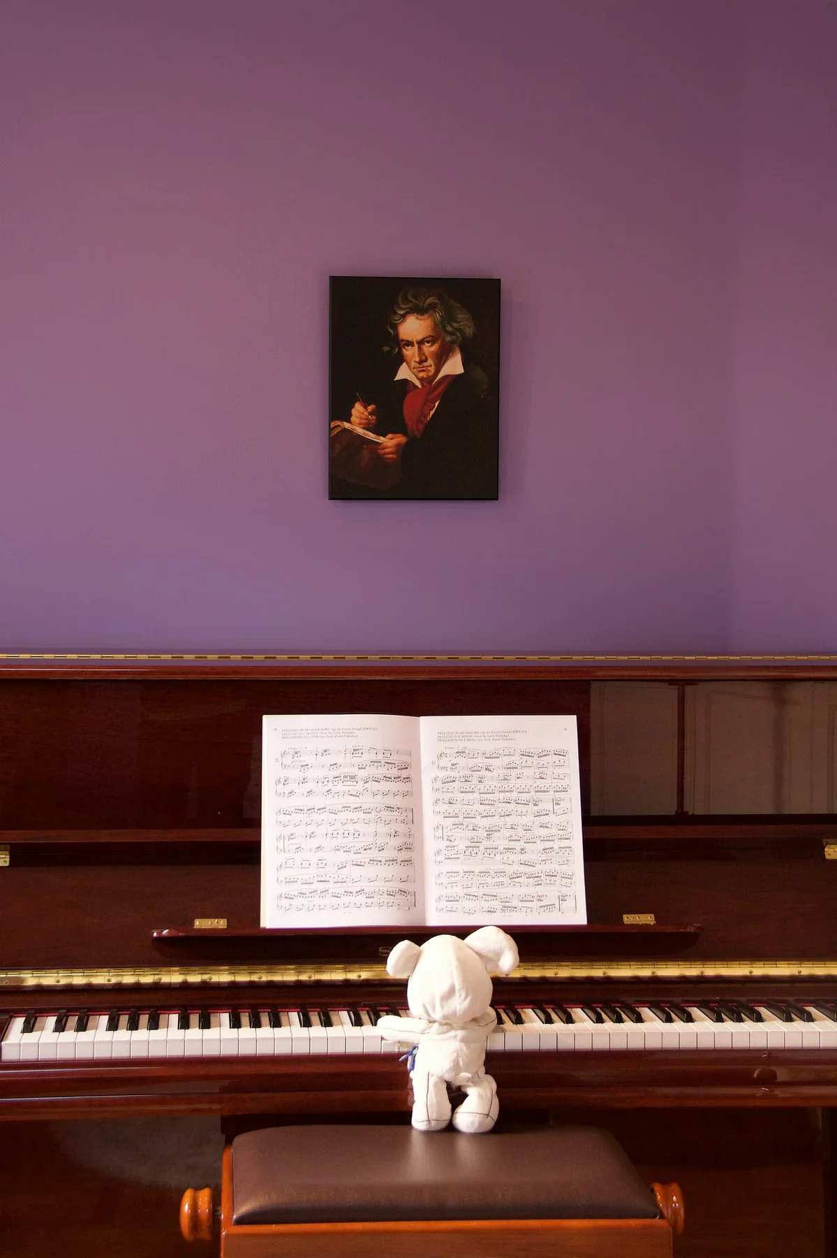 Un jeune enfant devant un piano.