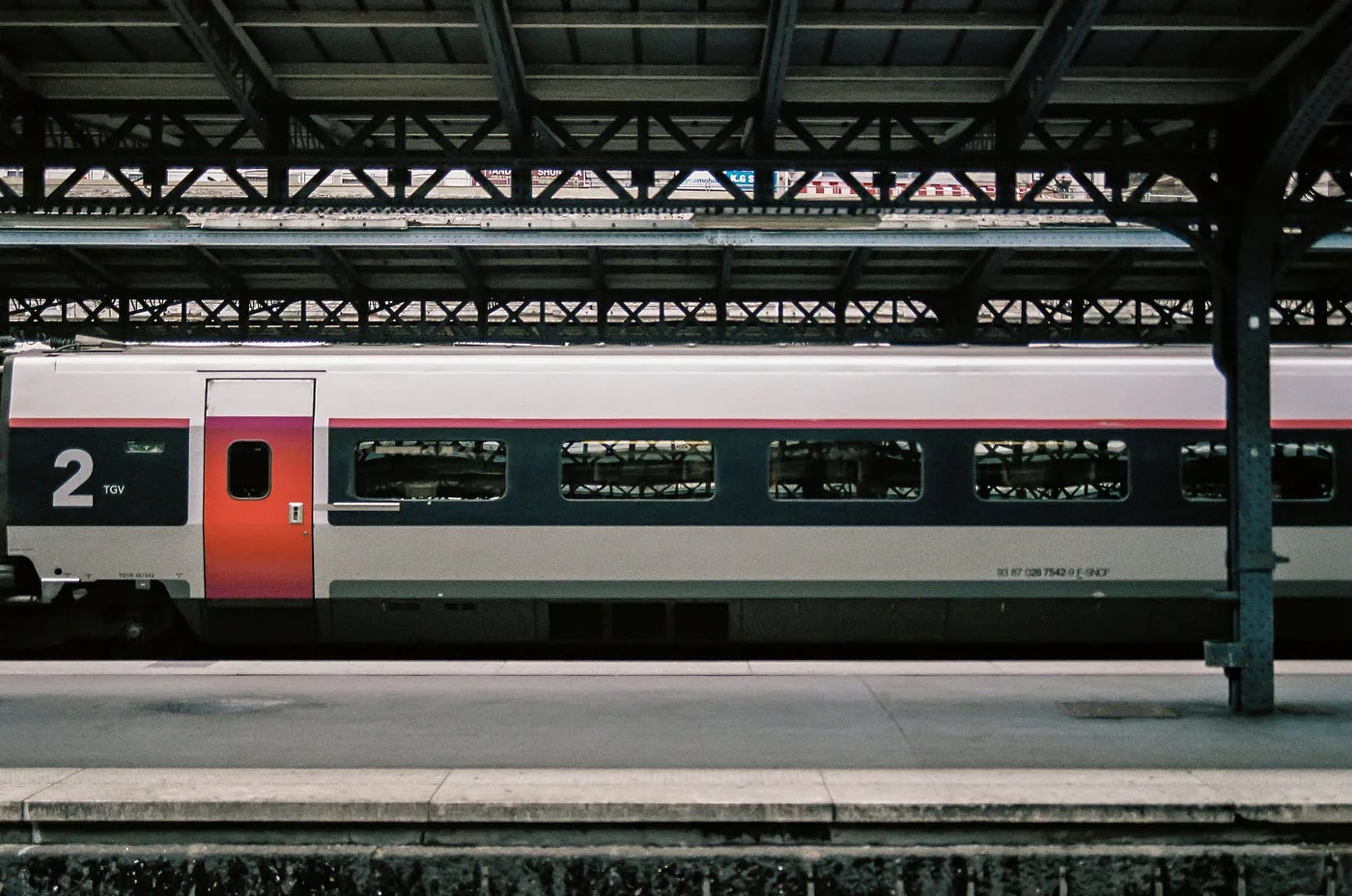 Train de voyageurs à quai.