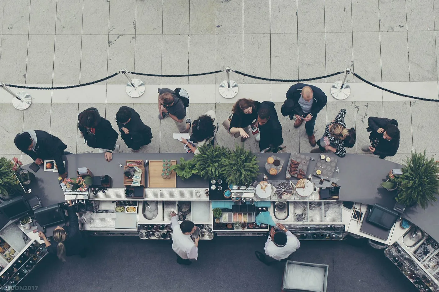 Vue de dessus d’une terrasse de café.