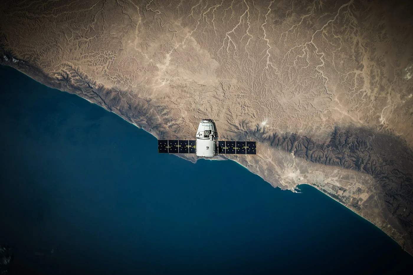 Vaisseau spatial au-dessus de la Terre.