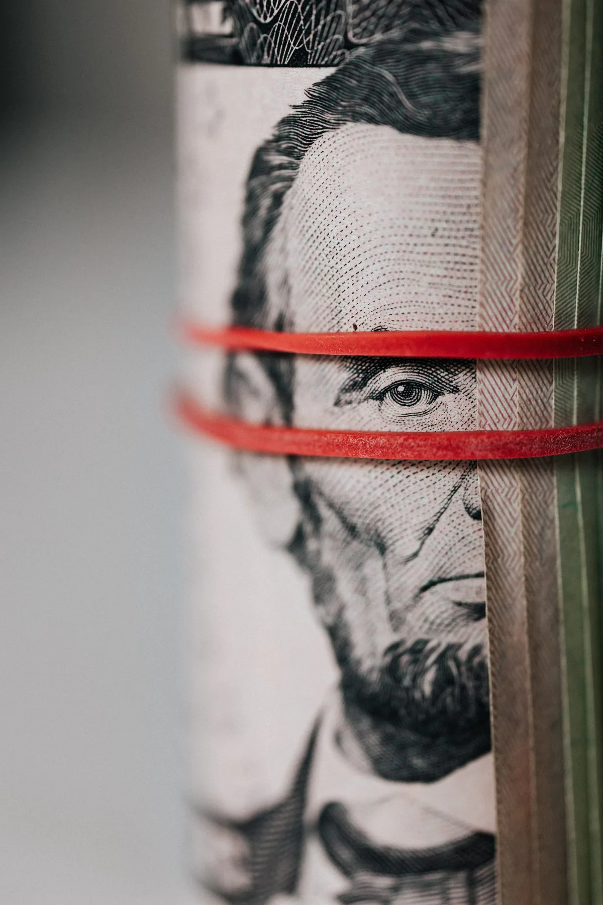 Billets de dollars serrés par un élastique.