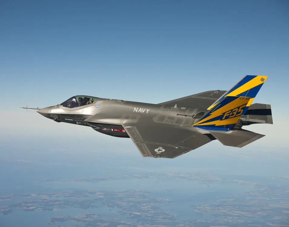 Avion de chasse en vol.