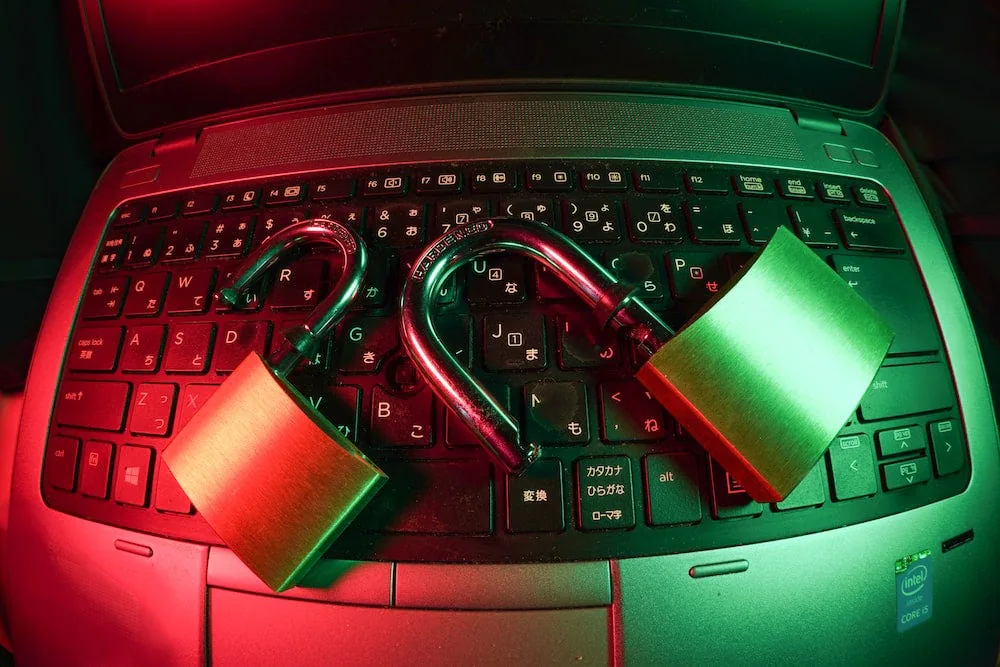 Deux cadenas posés sur un clavier éclairé en rouge et vert.